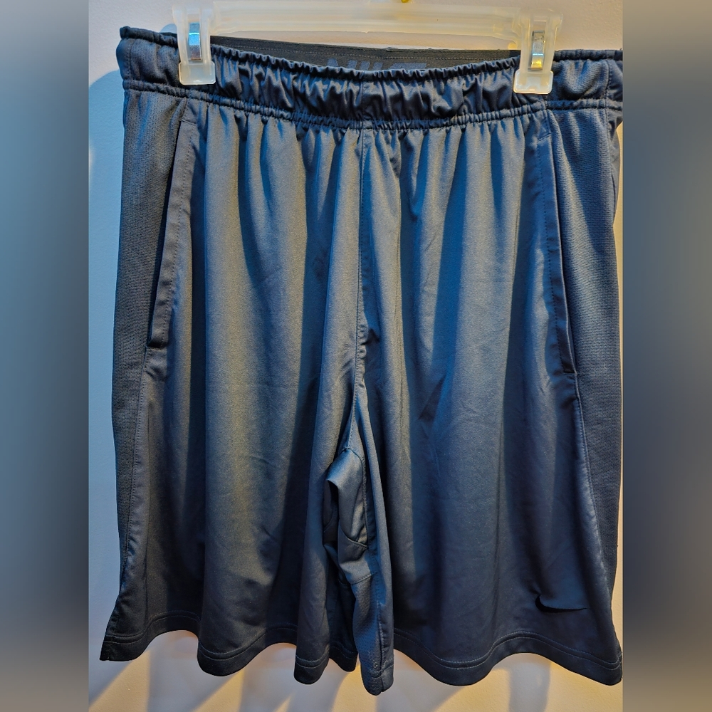 Mens Nike Basketball shorts - size large - navy blue/black swish